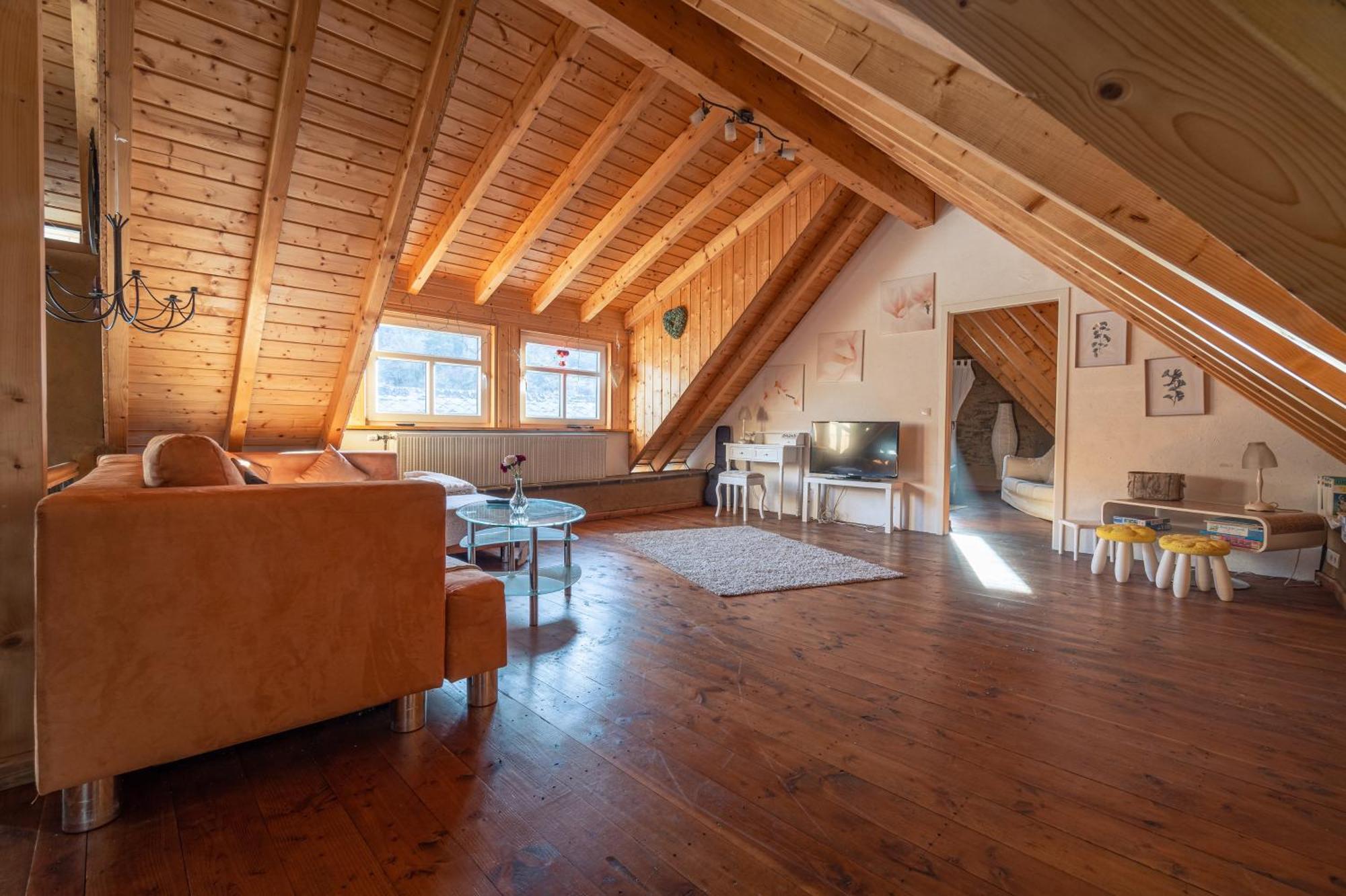 Historisches Ferienhaus "Zur Linde" Hausten エクステリア 写真
